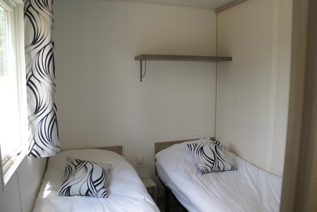 Les Roulottes & Cottages Du Moulin Chenillé-Changé Zimmer foto